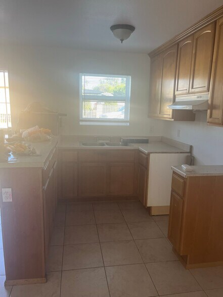 Building Photo - 102 W Hall Ave