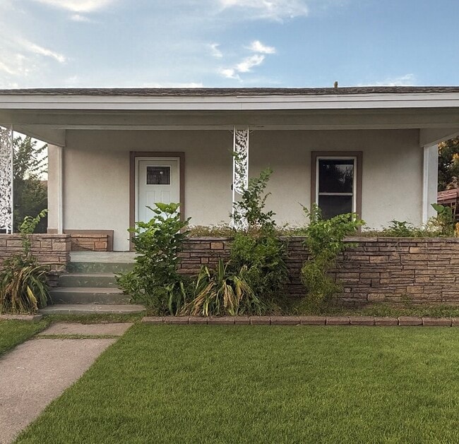 Building Photo - 808 E Oak St