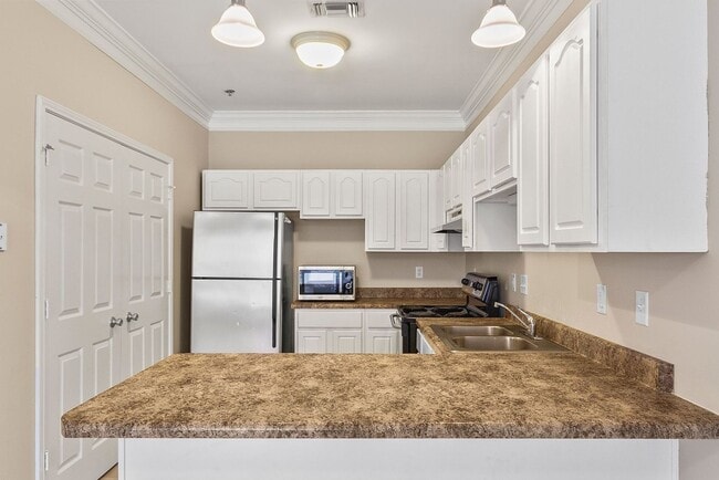 Building Photo - Nice 1 Bed 1 Bath at Capstone Quarters! Available Fall 2026!