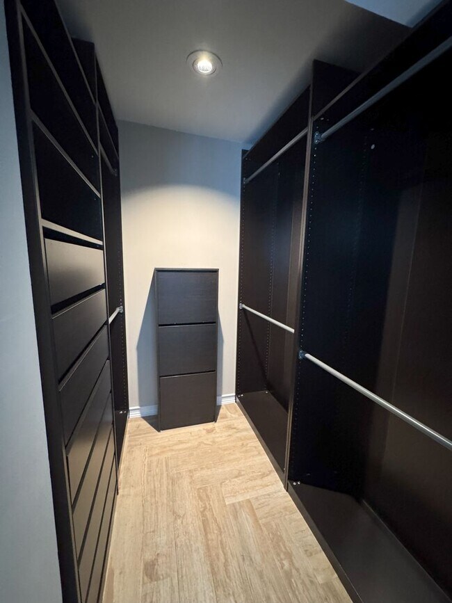 Building Photo - Beautifully updated 2 bedroom 2.5 bath townhome in highly desirable Lake Ivanhoe!