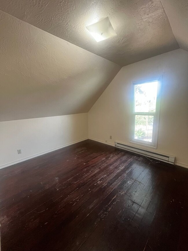 Building Photo - 3-Bedroom 1-Bathroom two story unit