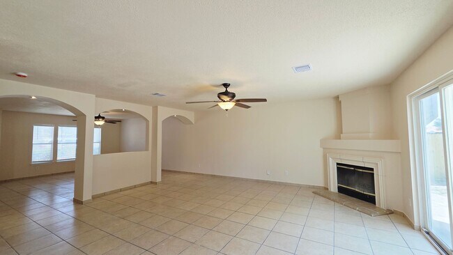 Building Photo - 5 Bedroom Beauty!  Far NorthWest SA off Potranco and Loop 1604