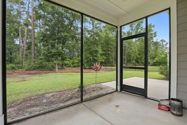 Building Photo - Spacious 5 Bedroom Home in Richmond Hill’s Waterways Community