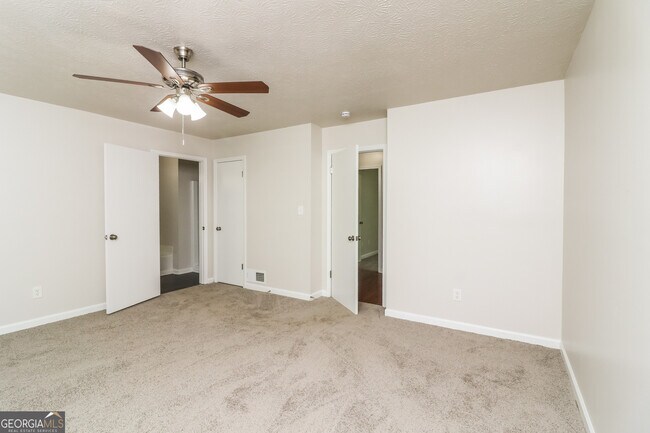 Building Photo - 400 Lake Swan Ct