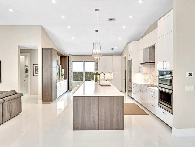 Building Photo - 2788 Hampton Cir W