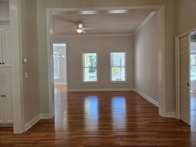 Building Photo - 3-bedroom, 2-bathroom cottage-style villa in Savanna Pointe