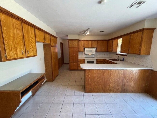 Building Photo - Brand New paint no carpet! Clean and ready...