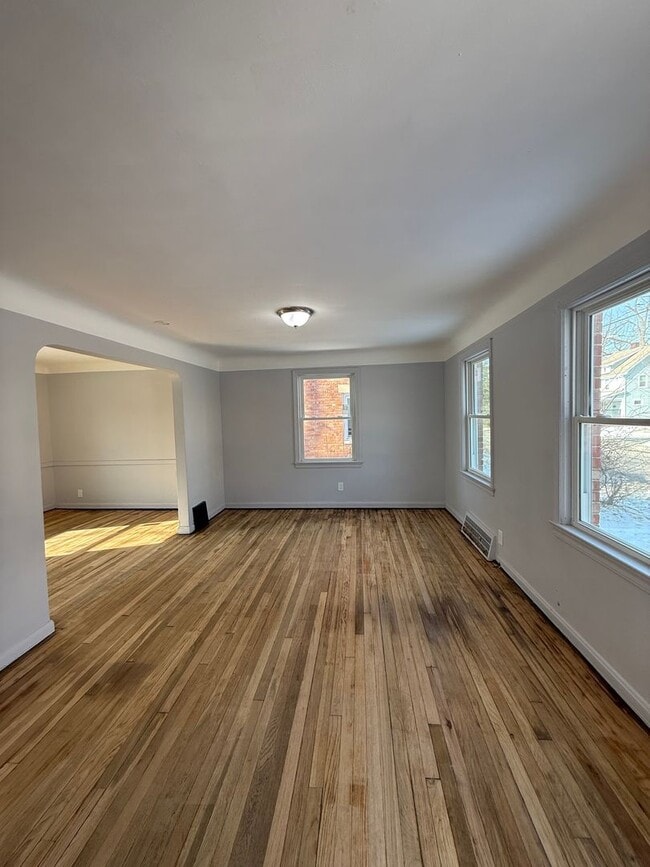 Building Photo - 3bd Single Section 8