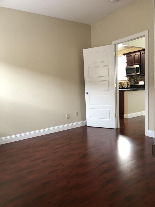 Building Photo - 873 Apgar St