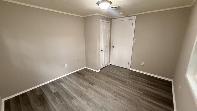 Building Photo - 3119 Clarendon Ave