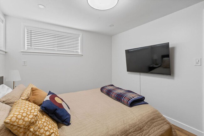 Building Photo - Style Meets Location 3 Bedroom 3 Bathroom Single Family Home - Must See