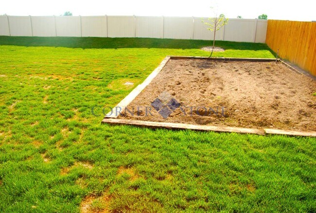 Building Photo - Large 4 Bedroom Home with Garden space, Basketball Court, Close to park!