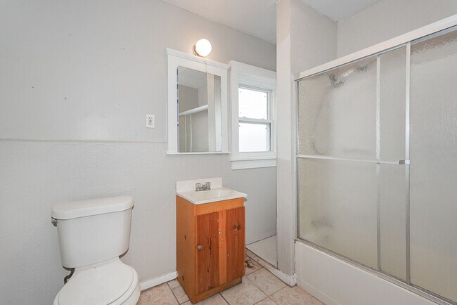 Building Photo - 1025 W 23rd St