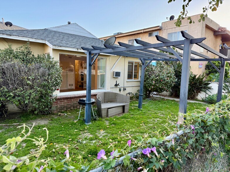 Building Photo - 14122 Delano St