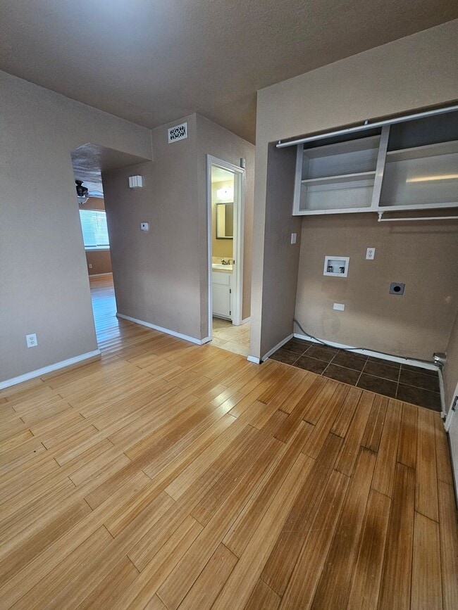 Building Photo - (2) Bed/(2.5) Bath Townhome Avail Now! Pool Access!