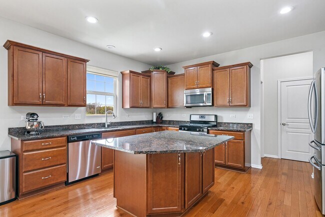 Building Photo - 3557 Crestwood Ln