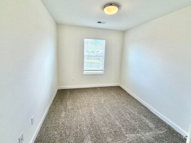 Building Photo - 130 Primrose Ln