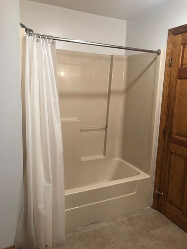 Building Photo - Spacious 2BR/1BA Condo Available Now!! - Great Residential Location!