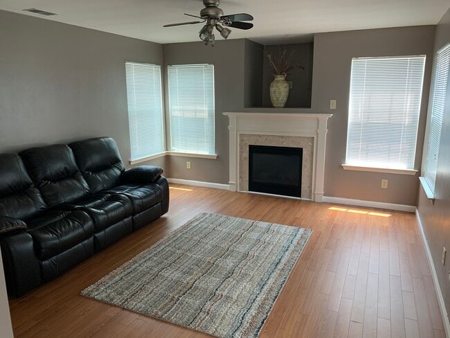 Building Photo - 3 Bedroom 2 Bathroom Single Family Condo