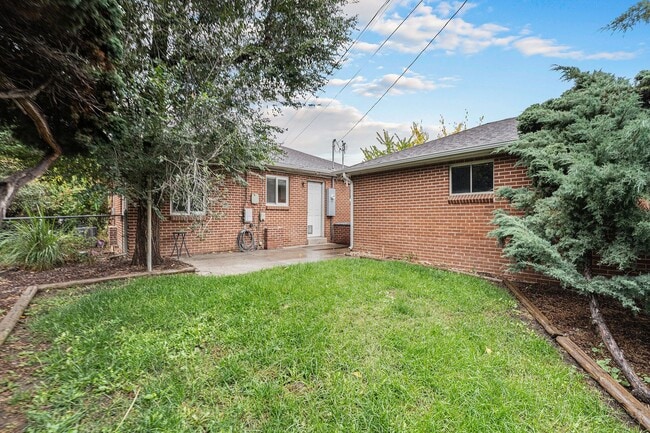 Building Photo - Discover comfort and convenience in this u...
