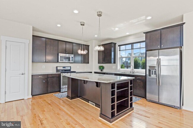 Building Photo - 42394 Pale Iris Terrace