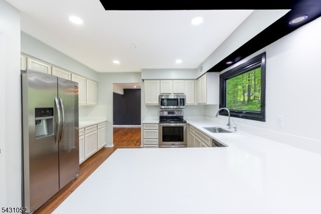 Building Photo - 9 Wick Ln