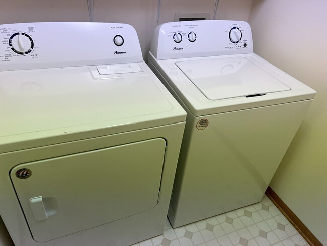 Building Photo - 1090 Heritage Ct