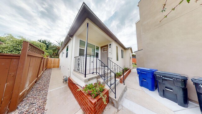 Building Photo - Newly Renovated House!!