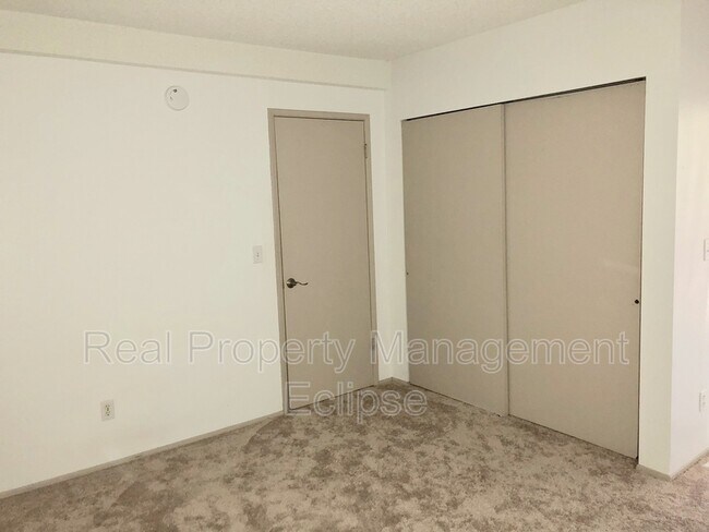 Building Photo - 10930 NE 37th Pl