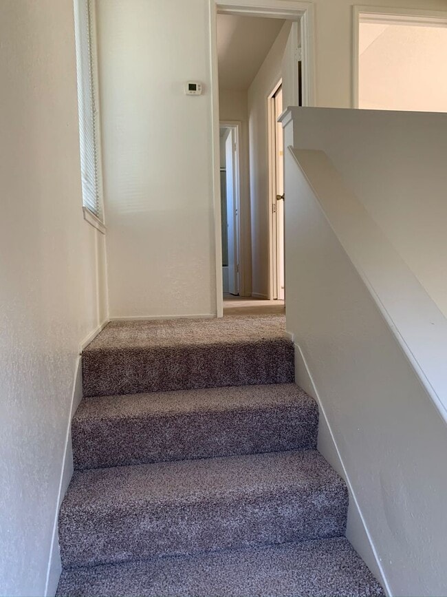 Building Photo - 2 bed 1.5 bath with a 2-car garage in Rocklin
