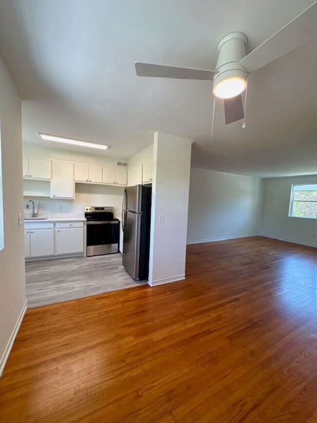 Building Photo - Fully Renovated Three Bedrooms Condo in South Windermere