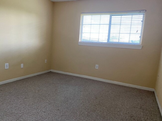 Building Photo - 2 Bed 1 Bath Condo | Pet Friendly | Washer...