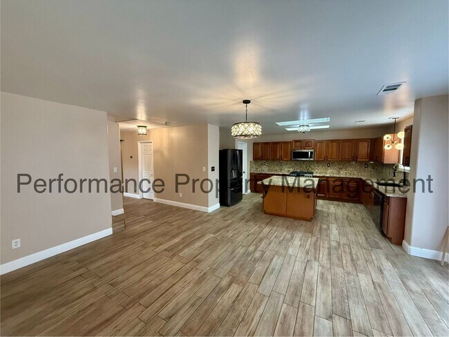 Building Photo - Spacious 5 Bed/3 Bath + Office in SW Bakersfield w/ RBP & $0 Deposit Option