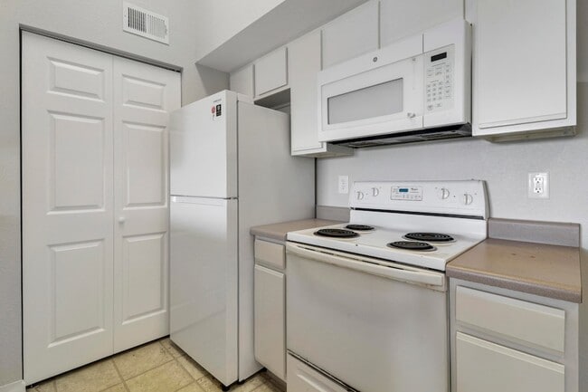 Building Photo - 141 SW Palm Dr