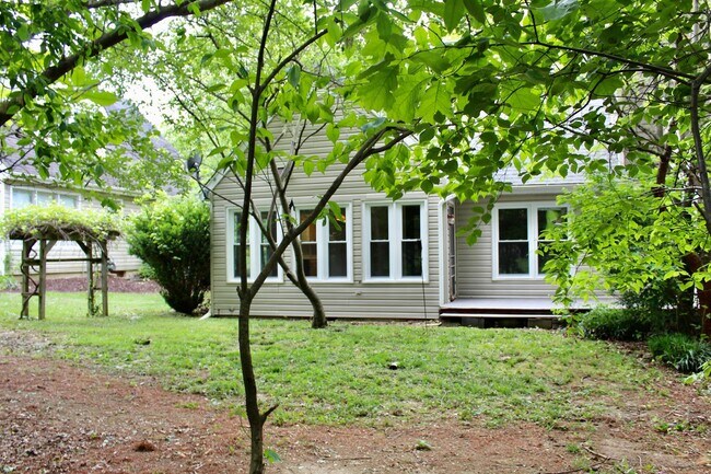 Building Photo - 736 Woodland Dr