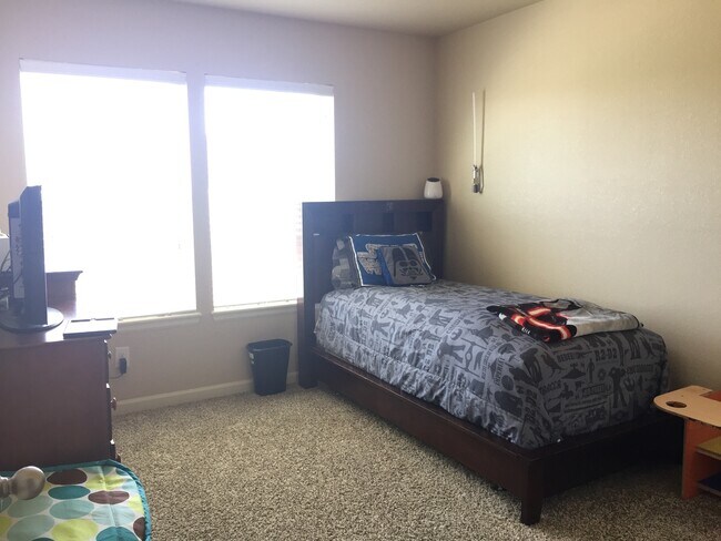 Building Photo - Southern Facing End 3 Bedroom Townhome