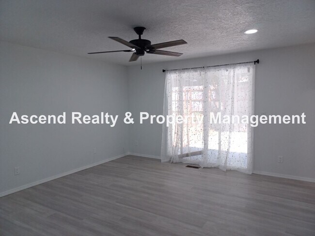 Building Photo - Remodeled Ranch on CuldeSac Large Fenced B...