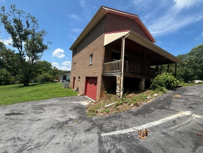 Building Photo - 238 Paramount Dr