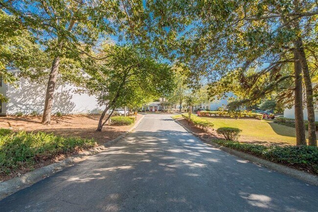 Building Photo - 1000 Belmont Park Dr SE