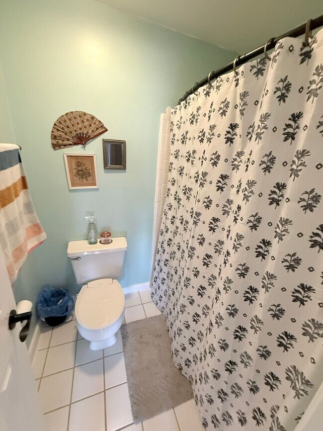 Building Photo - 2 bedrooms, 2.5 bathrooms Condo Located on Carr St