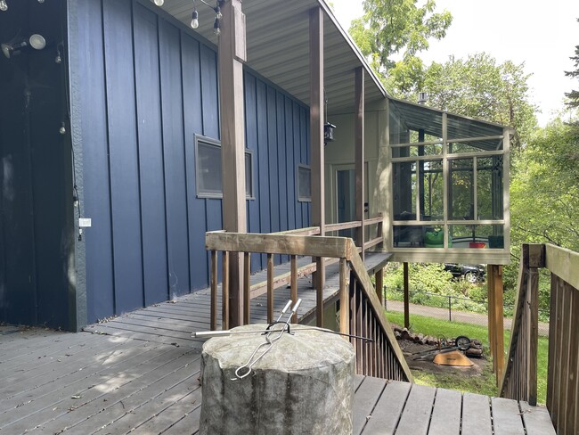 Building Photo - 1721 N High Point Rd