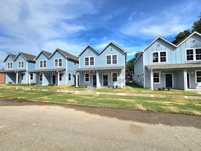 Building Photo - 730 S Weenonah Ave