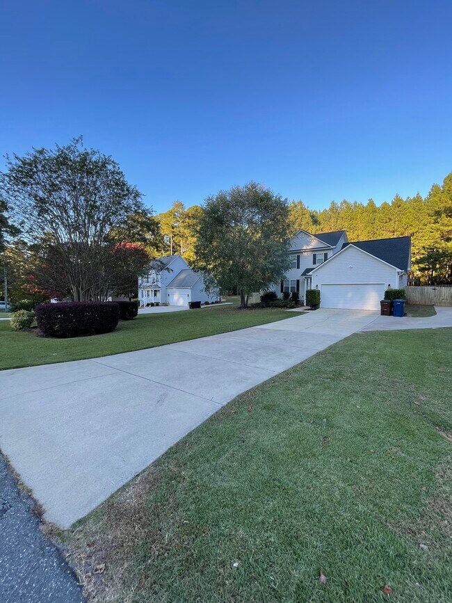 Building Photo - 624 Monger Ln
