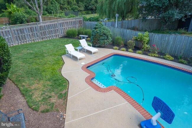 Building Photo - 1615 Spottsworth Way