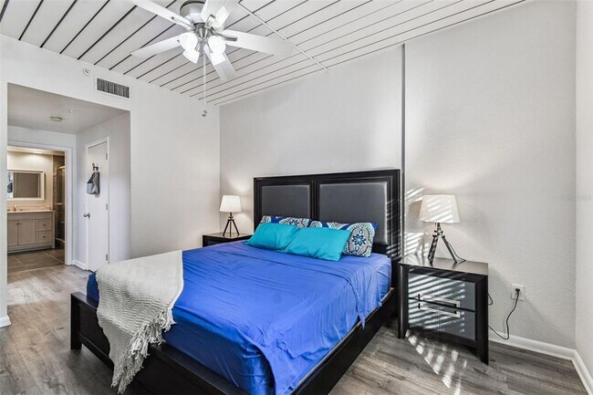 Building Photo - 2421 W Horatio St