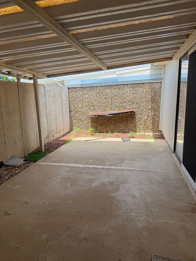 Building Photo - 2 Bedroom/ 2 Bathroom Townhome
