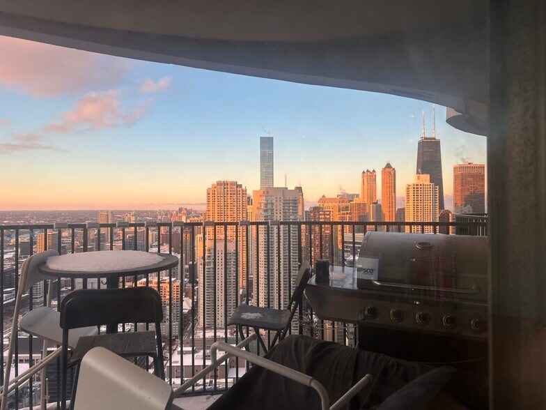 Building Photo - 300 N State St