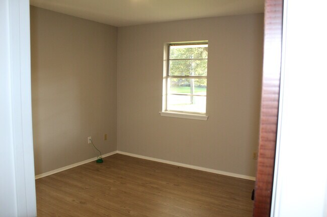 Building Photo - 1414 N Live Oak St