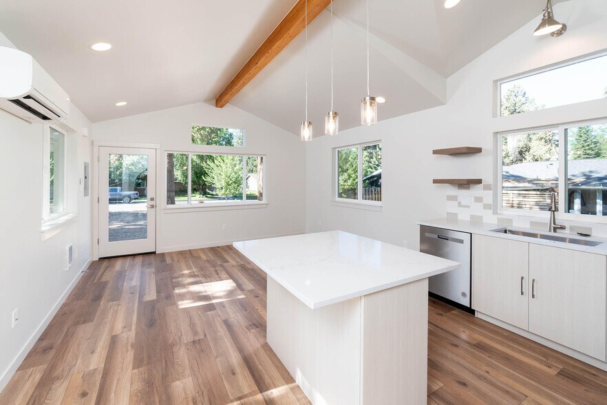 Primary Photo - 1262 NE Burnside Ave