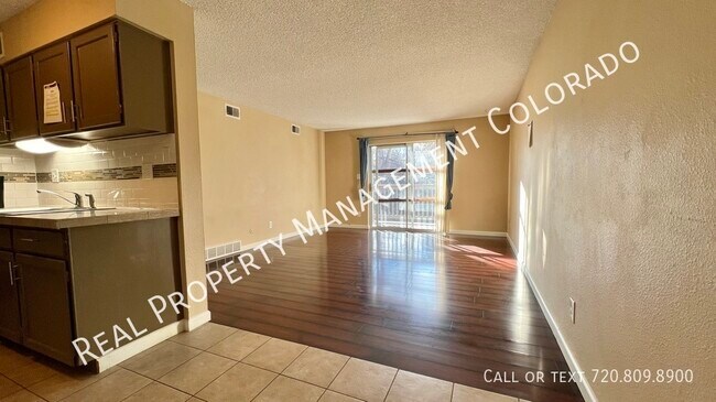 Building Photo - Freshly Updated Condo in Highline Meadows